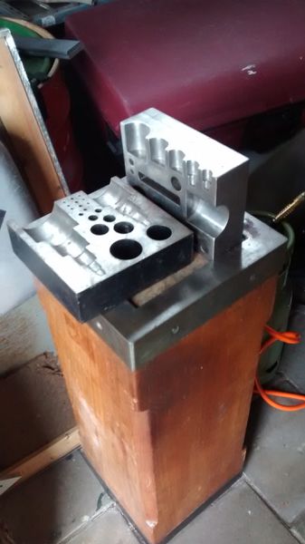 File:Casting support and molds.jpg