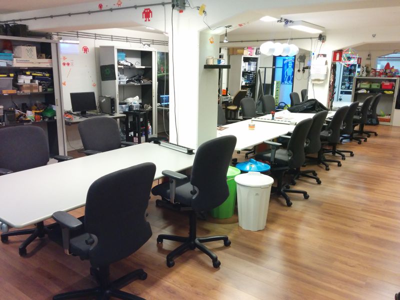 File:Stoelen.jpg