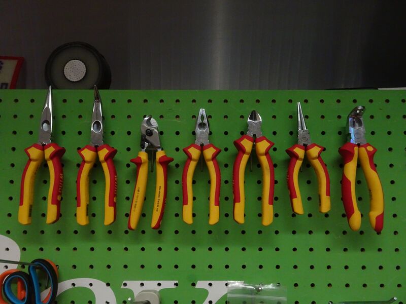 File:Pliers.jpg