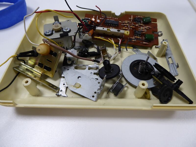 File:Datasette wat er uit gesloopt is.JPG