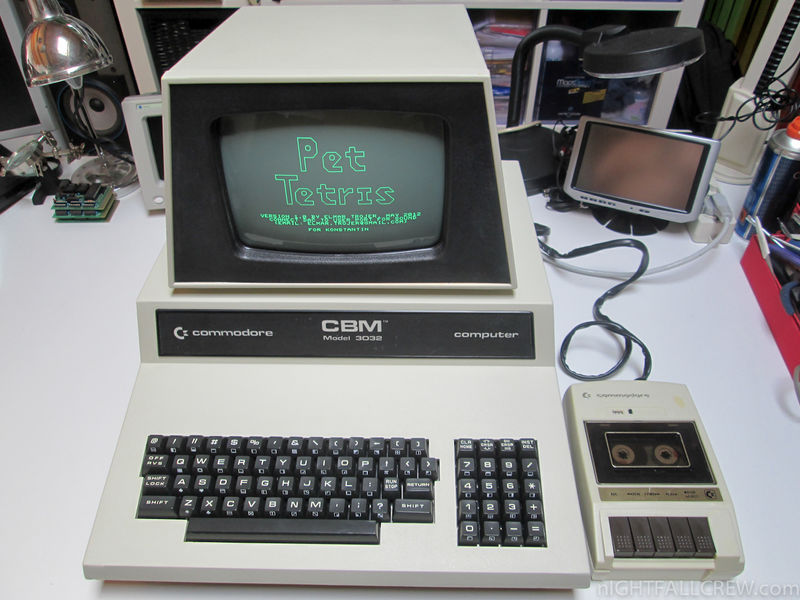 File:CBM2032 running Tetris.jpg