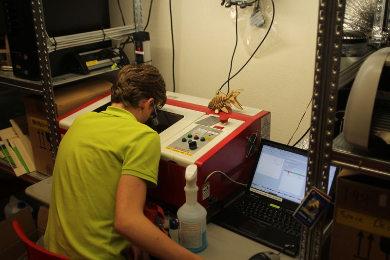 File:Lasercutter in gebruik.jpeg