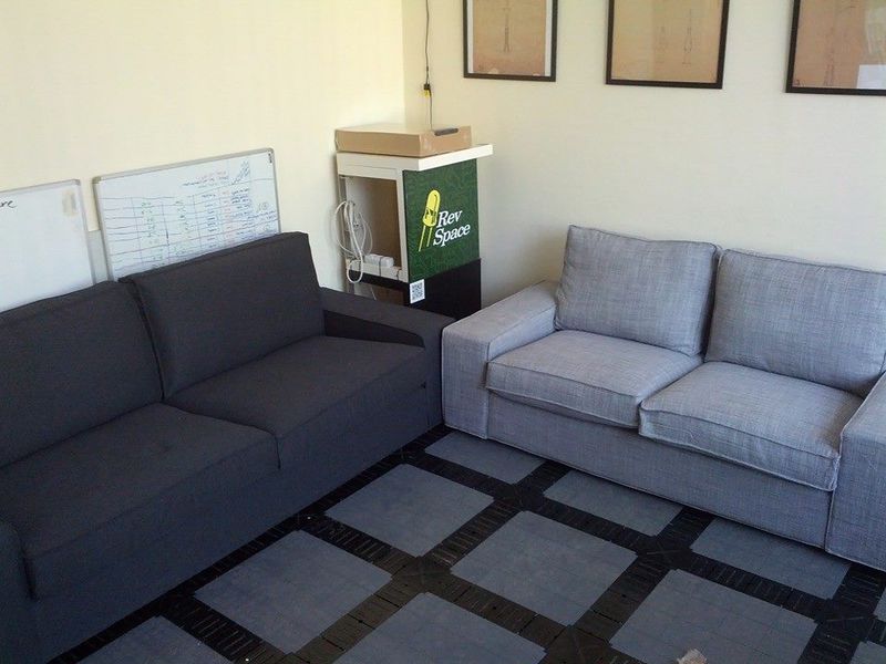 File:Lounge-leeg.jpg